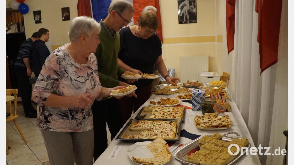 Johann Köppl und Bürgermeisterin Anita Forster (Zweiter und Dritte von links) genießen das deutsch-französische Buffet. Bild: wel