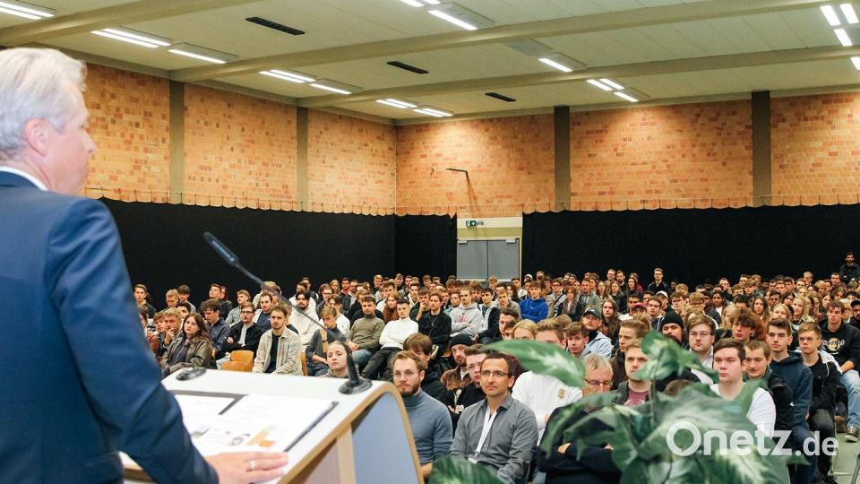 Prof. Dr. Clemens Bulitta, Präsident der Hochschule Amberg-Weiden, begrüßt in Amberg die Neulinge. Bild: OTH Amberg-Weiden/Wiesel