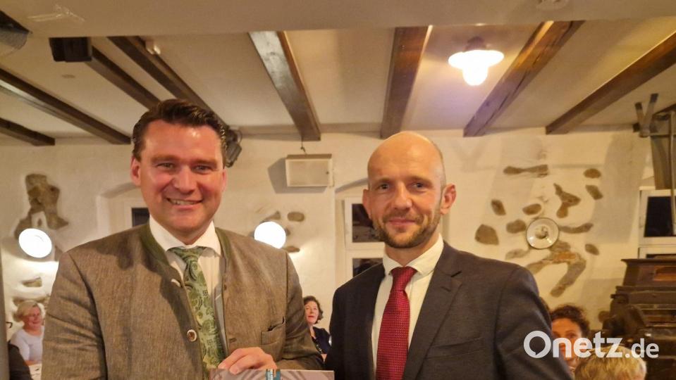 Die Landräte Thomas Ebeling (Schwandorf; links) und Stephan Meyer (Görlitz; rechts) stellten bei einem Empfang die Gemeinsamkeiten heraus. Bild: Dobler