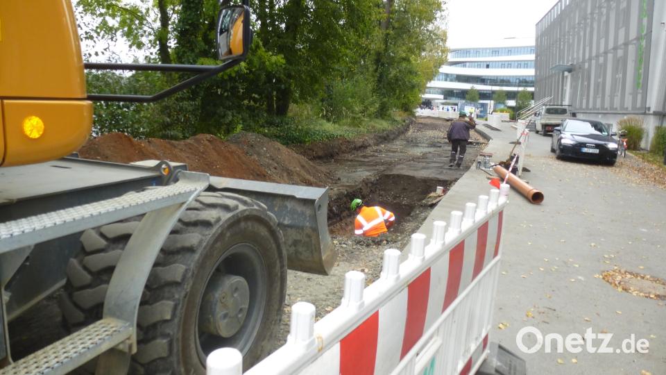 Die Firma Mickan hat in der Paul-Engel-Straße mit dem Erdaushub begonnen.
Weitere Maßnahmen: Herstellung eines gepflasterten Gehwegs mit Bordstein entlang des Weiherufers sowie der Hochwasserschutzlinie entlang des Gehwegs durch Betonfertigteilwinkel., Neubau einer Regenwasserkanalisation mit Einläufen, Neuprofilierung und Asphaltierung der Zufahrtsstraße Bild: bk