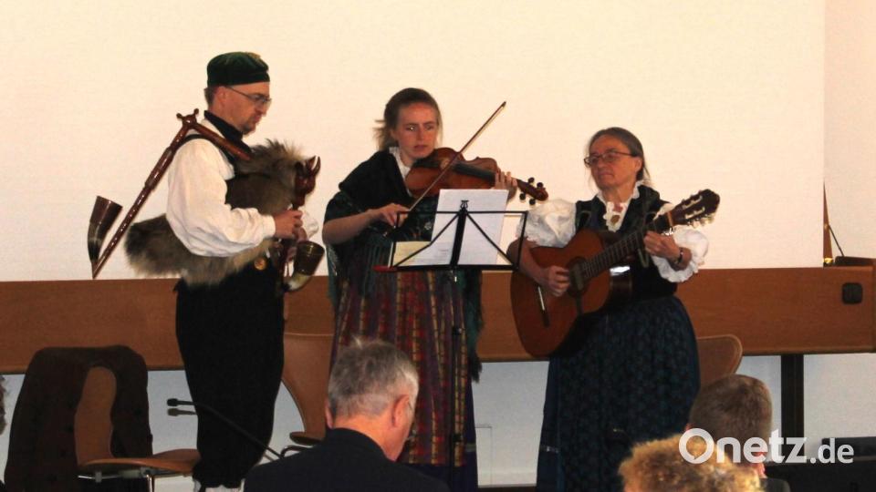 Zur kulturellen Bereicherung während des Festakts musizierte die Egerländer Familienmusik Deistler in traditioneller Tracht. Bild: Dagmar Williamson