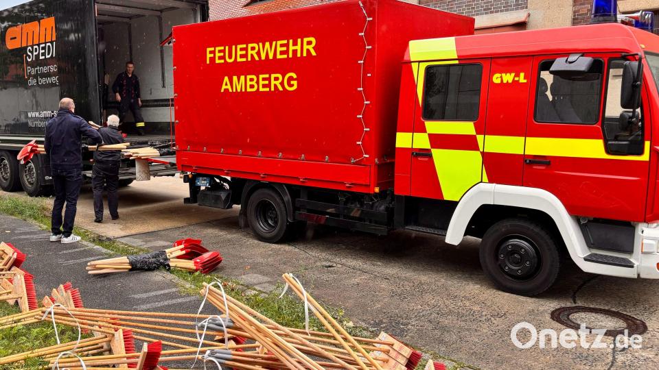 Die Feuerwehr Amberg verlädt die Sachspenden und Hilfsgüter für die 
polnische Partnerstadt Bystrzyca Kłodzka. Bild: Heinrich Scharf