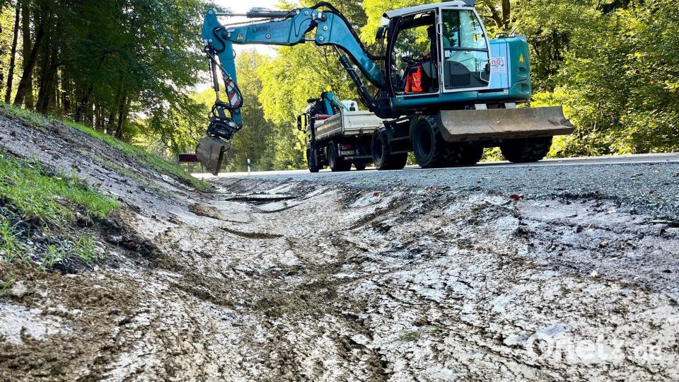 Auf der Staatsstraße 2166 laufen noch Restarbeiten. Bild: Gabi Schönberger