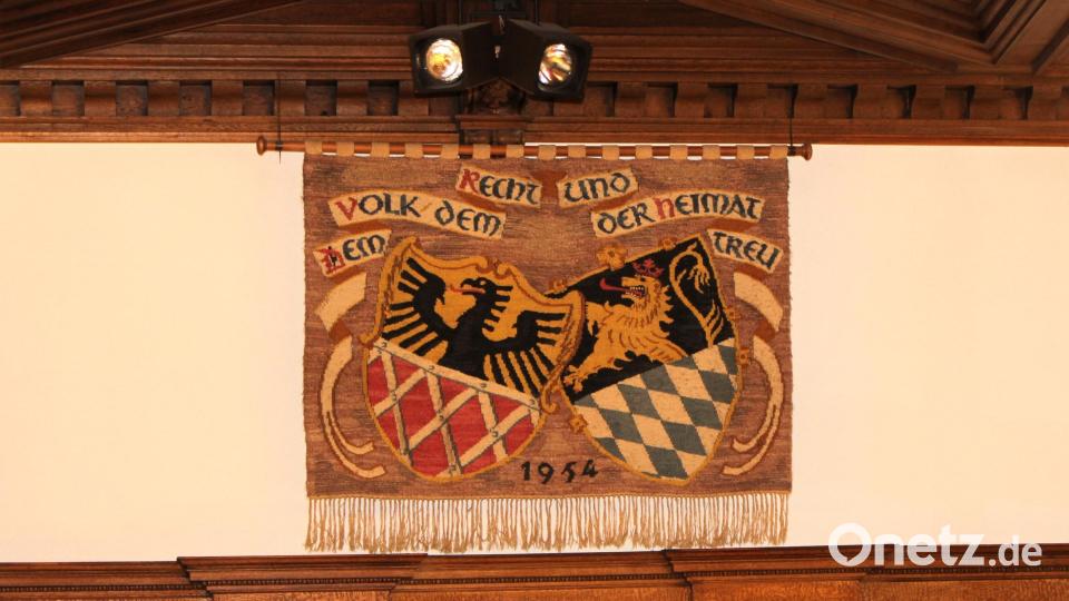 Der Teppich, der die Patenschaft künstlerisch bestätigt: Im Kleinen Rathaussaal erinnert das Gewebte an die langjährige Freundschaft zwischen der Stadt Amberg und den Vertriebenen aus dem Egerland. Bild: Dagmar Williamson