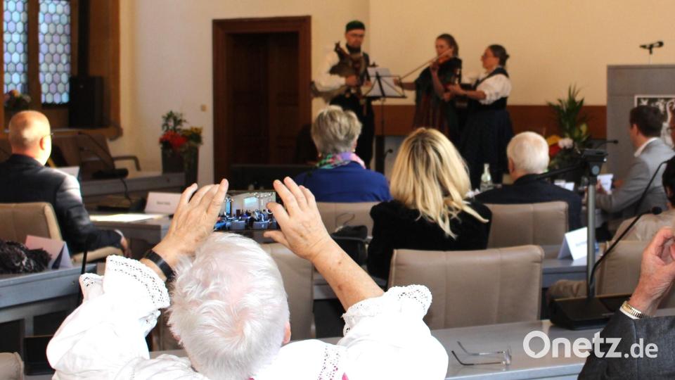 Hinterbliebene und Vertriebene hielten den Festakt sogar per Smartphone fest. Man geht mit der Zeit. Bild: Dagmar Williamson