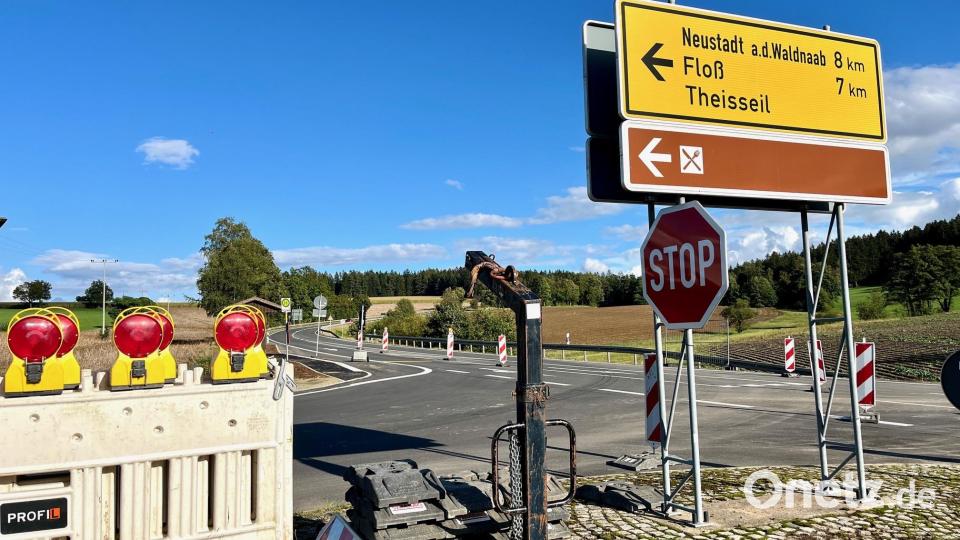 Nach der Fahrbahnsanierung wurde die Staatsstraße 2166 zwischen Weiden und Theisseil für den Verkehr freigegeben. Bild: Gabi Schönberger