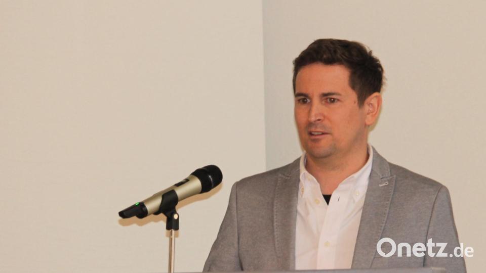 Patrick Waag kennt als stellvertretender Archivleiter den zeitlichen Ablauf der Wiederbelebung des Egerer Landtags aus dem Stegreif. Er ist zudem Enkelsohn eines Vertriebenen: &quot;Obwohl mein Großvater immer sagte, er sei geflüchtet.&quot; Bild: Dagmar Williamson