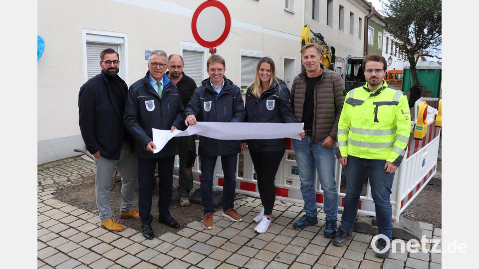 Bürgermeister Franz Stahl (Zweiter von links) machte sich ein Bild vom Stand der Baumaßnahme. Mit dabei waren (von links) Bäuml-Bau-Geschäftsführer Stefan Bäuml, Bäuml-Bau-Polier Thomas Zölch, Bauamtsleiter Andreas Ockl, Regina Zahn sowie Robert Ernstberger und Franz Zettl vom Ingenieurbüro Bork. Bild: Stadt Tirschenreuth/Mirko Streich/exb