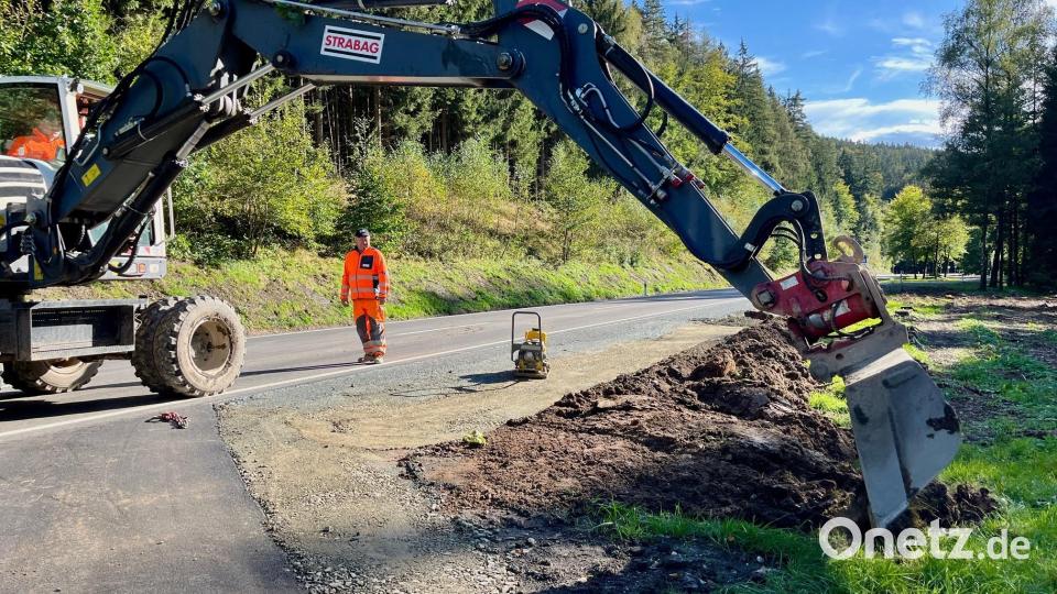Letzte Arbeiten auf der Staatsstraße am Fischerberg. Seit Mittwoch rollt der Verkehr hier wieder – bei Höchstgeschwindigkeit 50 und Überholverbot. Bild: Gabi Schönberger