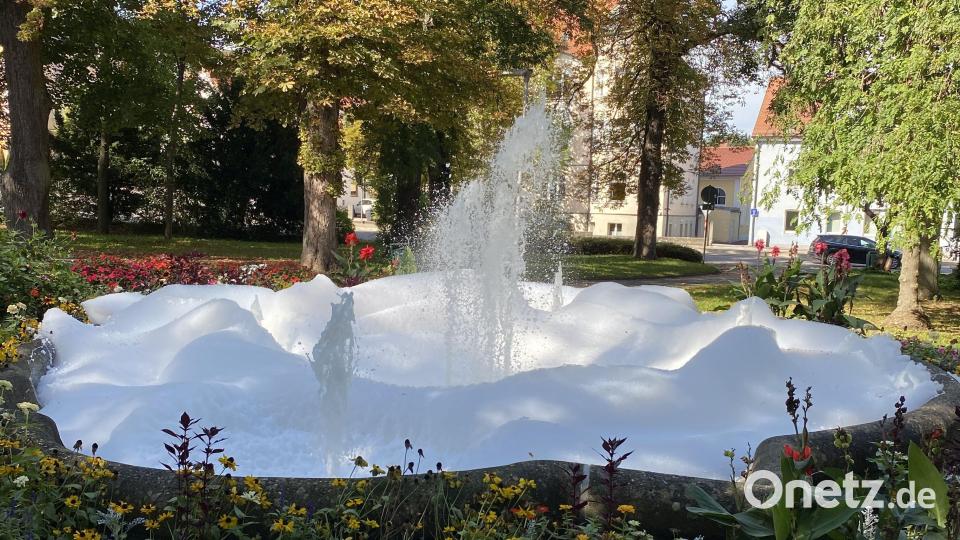 Am Sonntag schäumte der Brunnen am Maxplatz in Amberg. Bild: Polizeiinspektion Amberg