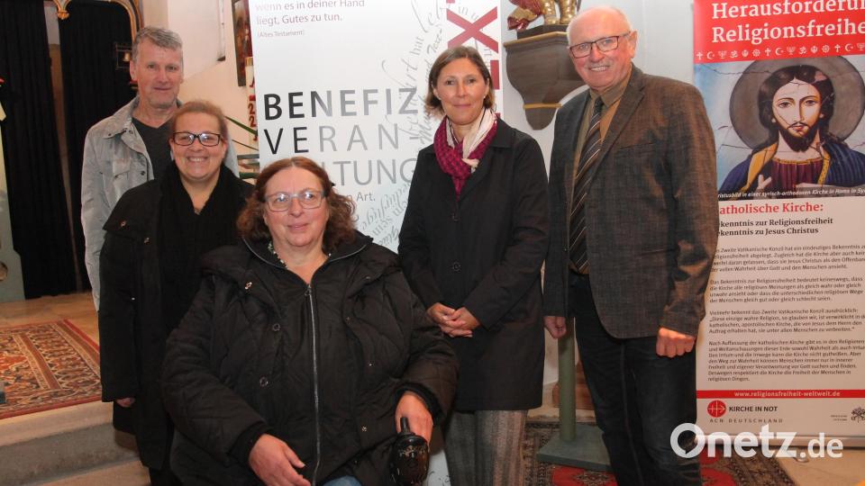 Wolfgang Göldner, Michaela Mention, Mitorganisatorin Angelika Stahl-Grundmann, Viola Vogelsang-Reichl und Ewald Zetzl (von links) freuen sich über die eingegangenen Spenden für den Verein Lichtblicke. Bild: pi