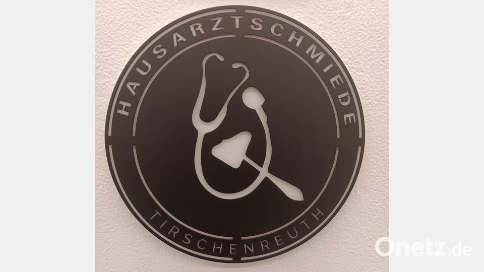 Das Logo der in Tirschenreuth entwickelten Hausarztschmiede, mit der man Mediziner in den Landkreis bringen will, hängt auch im Landratsamt Tirschenreuth. Bild: as