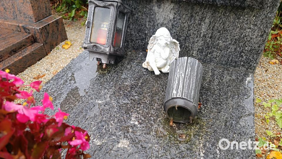 In der Nacht von Dienstag auf Mittwoch beschädigten Diebe eine Vielzahl an Gräbern auf dem Wiesauer Friedhof. Grablichter und weitere Grabdeko aus Metall wurde aus seiner Verankerung gerissen. Bild: nic