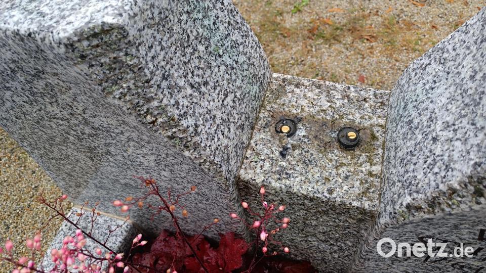 Grablichter und Kreuze wurden herausgebrochen. Bild: nic