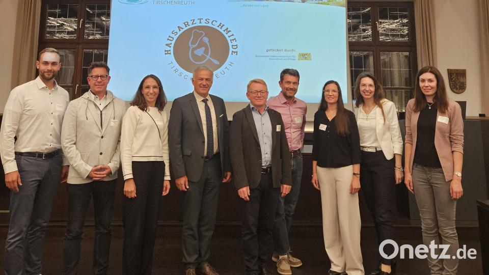 Beim Facharztgipfel im Landratsamt Tirschenreuth trafen sich unter anderem (von links) Marcus Steinmetz, Marc Nettelmann (Medatixx GmbH), Dr. Cornelia Dodeller (stellvertretende Leiterin KoStA), Landrat Roland Grillmeier, Siegfried Lippl (KVB-Beratungscenter Regensburg), Dr. Peter Deinlein (Arzt und Hausarztschmiede), Laura Ott (Hausarztschmiede), Violetta Meyer (Moderation) und Linda Wunderlich (Hausarztschmiede). Bild: Landratsamt Tirschenreuth/Linda Wunderlich/exb
