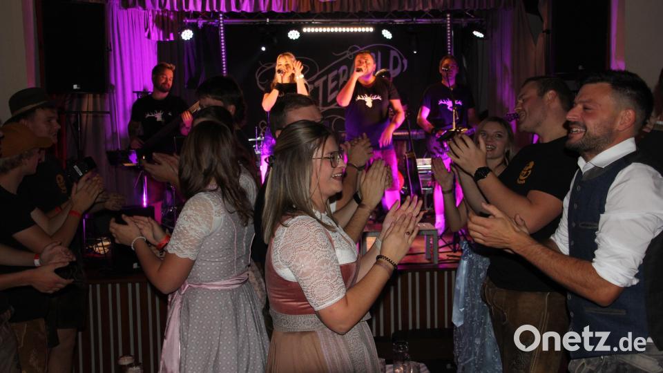 Schon früh standen Viele auf ihren Bänken und sorgten für eine tolle Stimmung. Bild: kro