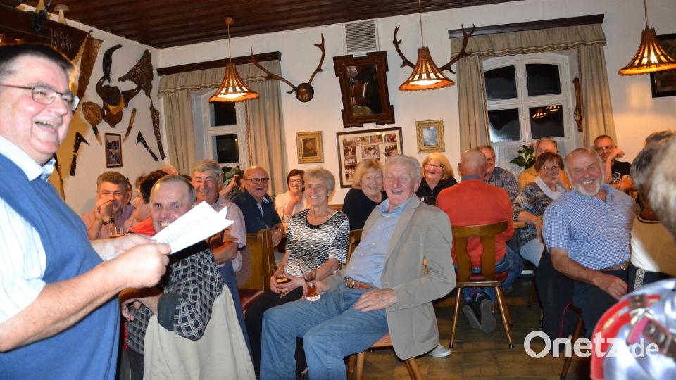 Sehr viel zu lachen gibt es beim Mundartabend des Heimatkundlichen Arbeitskreises im Gasthaus zum Goldenen Hirschen in Tröbes – hier mit Max Frischholz. Bild: gi