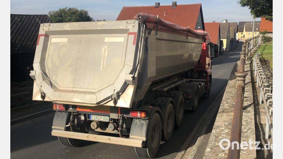 Auch wenn nur ein Lastwagen die Hüttener Straße befährt ist die Fahrbarn schon mit voller Breite ausgefüllt. In den Morgen und auch Abendstunden fahren diese Riesen aber Stoßstange an Stoßstange und begegnen sich auch noch,. Wer dann als Fußgänger über die schmalen Gehsteige auf beiden Seiten zu den beiden Metzgereien, zur Bank oder zum Friseur in dieser Straße gehen will, fühlt sich total verloren. Archivbild: sei