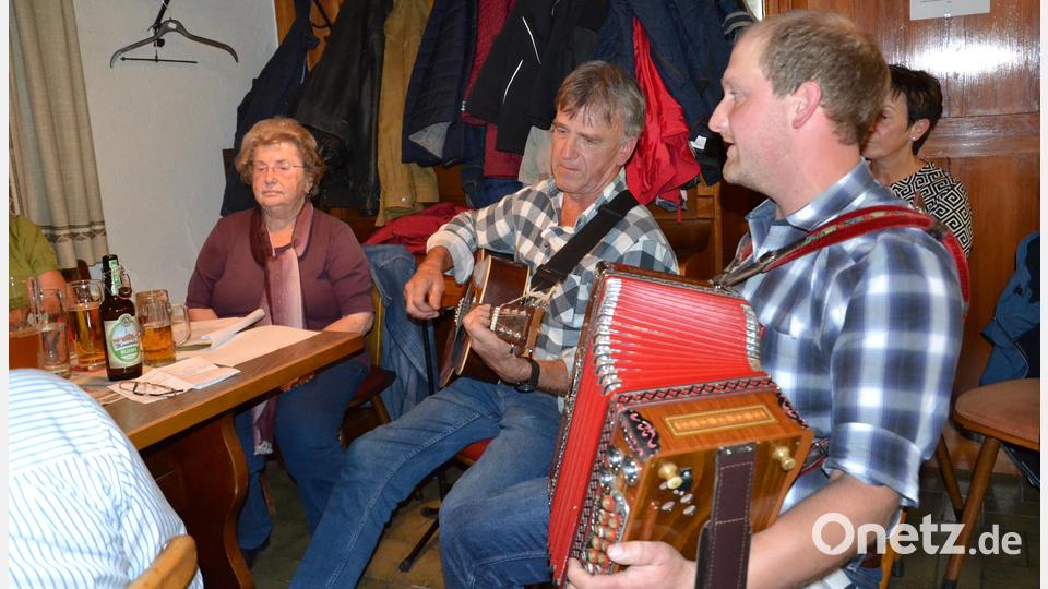 Musikalisch wird der Mundartabend von Andreas Hofmeister und Richard Reger (von rechts) begleitet. Bild: gi