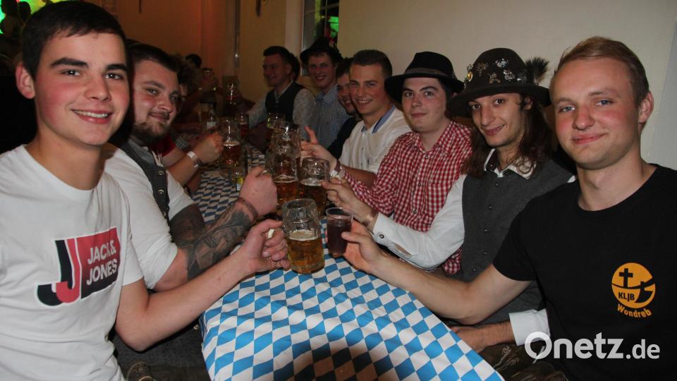 Ob mit oder ohne Tracht, Hauptsach, die Stimmung passt! Bild: kro