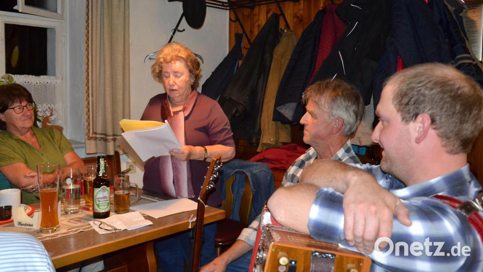 Helene Rolle eröffnet den sehr unterhaltsamen Mundartabend, bei dem es viel zu schmunzeln gibt. Bild: gi