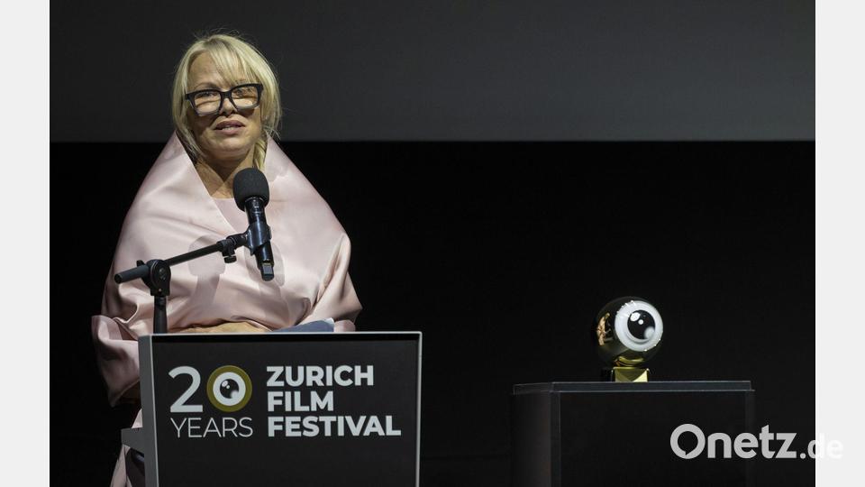 In Zürich geehrt für ihre vielseitige Karriere und den Film „The Last Showgirl“: Pamela Anderson. Bild: Ennio Leanza/KEYSTONE/dpa