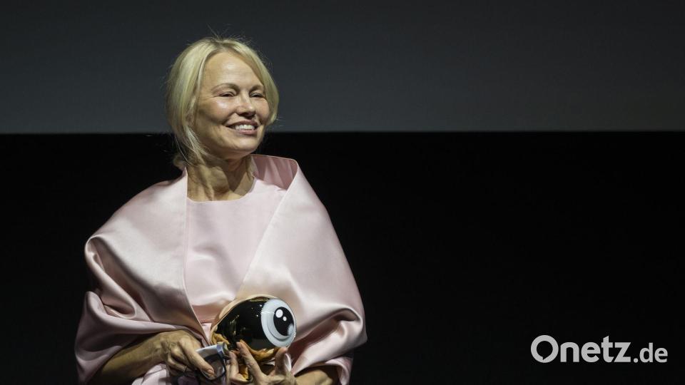 „Begleiten Sie mich bei meinem neuen Kapitel“: Pamela Anderson in Zürich. Bild: Ennio Leanza/KEYSTONE/dpa