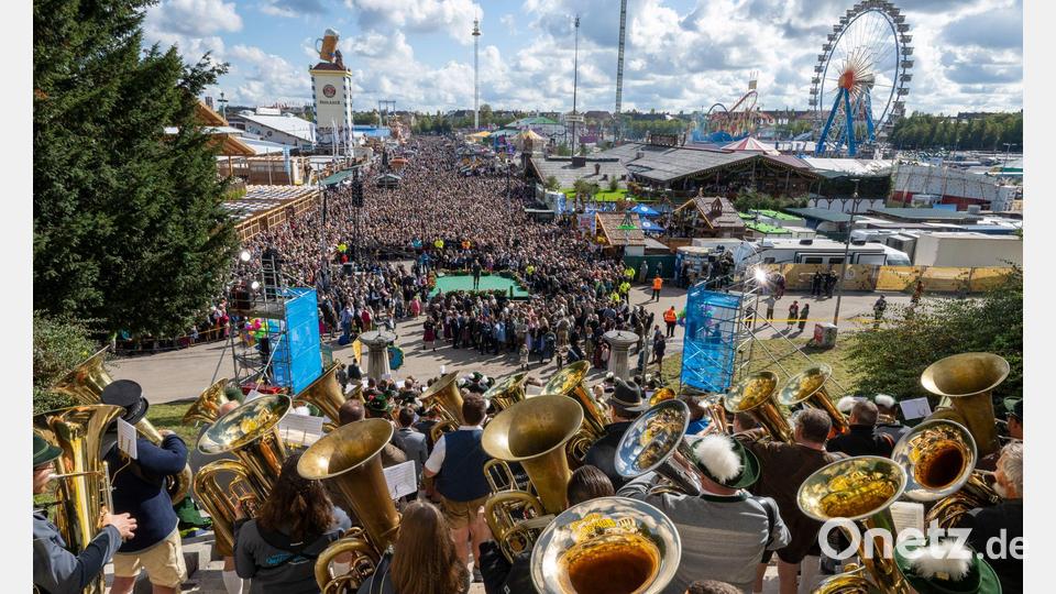 Tausende verfolgen das Platzkonzert der Wiesnwirte. Bild: Peter Kneffel/dpa