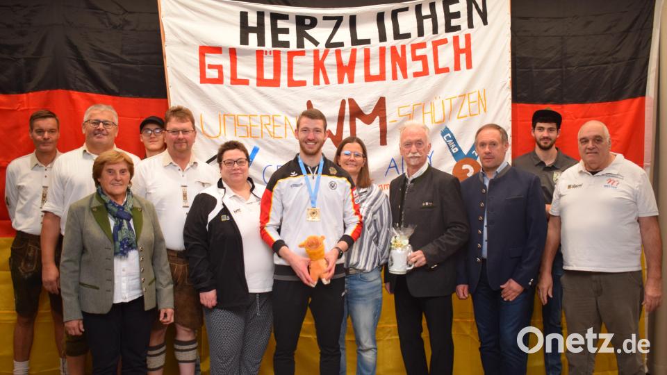 Der Empfang vom Juniorenweltmeister im Mixed-Luftpistole, Andreas Köppl, war für Gleiritsch und die Plassenberg-Schützen ein ganz besonderer Tag. Zum Gratulieren kamen unter anderem die Bundestrainerin Jördis Grabe (Fünfte von rechts), OSB Präsident Franz Brunner (Vierter von rechts) und Bürgermeister Josef Pretzl (Dritter von rechts). Bild: bnr