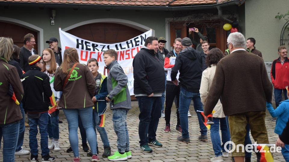 Die Zahl der Gratulanten schien kein Ende zu nehmen. Alle wollten sie &quot;ihren&quot; Weltmeister Andy umarmen. Bild: bnr