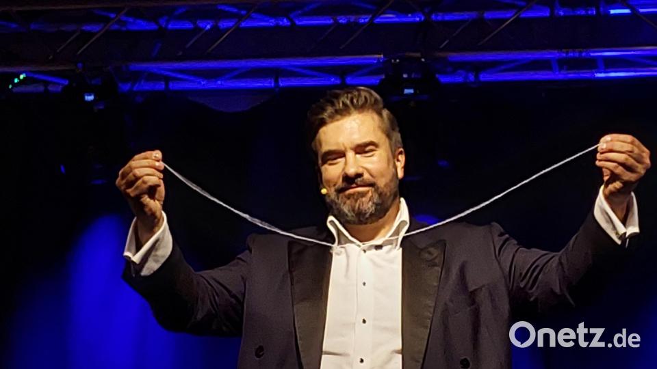 Magischer Moment: Ein vor den Augen des Publikums zerlegter Wollfaden wird wieder ganz. Bild: jua