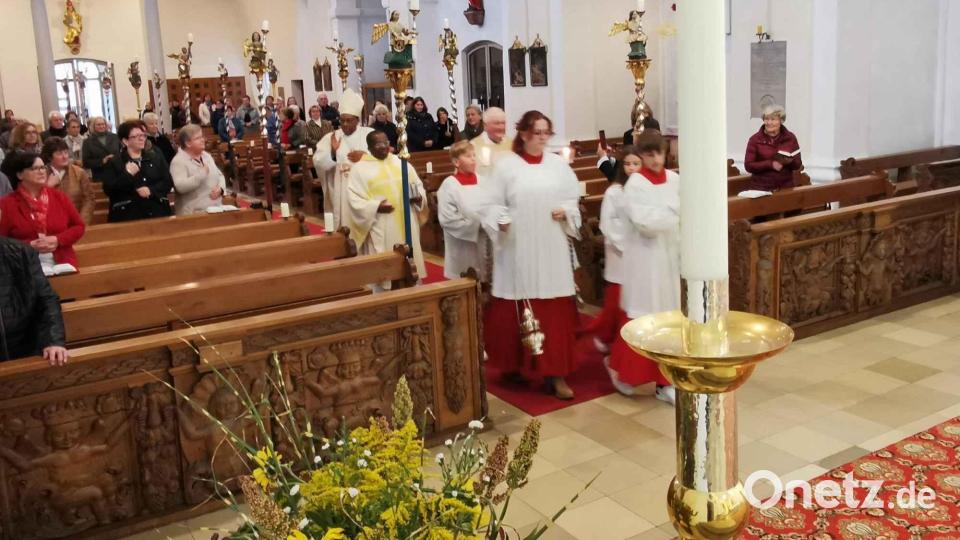 Die Ministranten zogen mit Bischof Beatus, Pfarrer Bauer und Pfarrvikar Basil zum Altar. Bild: gz