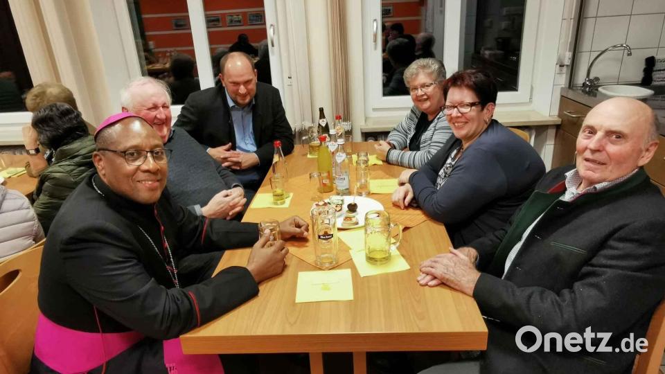 Beim Empfang im Pfarrheim stand Bischof Beatus Urassa im Beisein von Pfarrer Erwin Bauer und Pfarrgemeinderat, zweiten Bürgermeister Thomas Kleber (v.l.) Rede und Antwort. Bild: gz