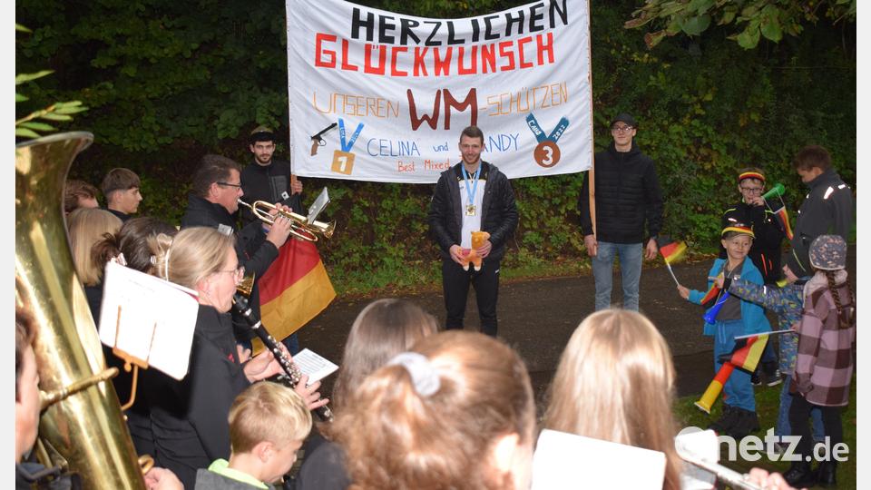 Mit einem Ständchen empfing die Musikkapelle Gleiritsch den Weltmeister am Schützenheim und gratulierte musikalisch. Bild: bnr