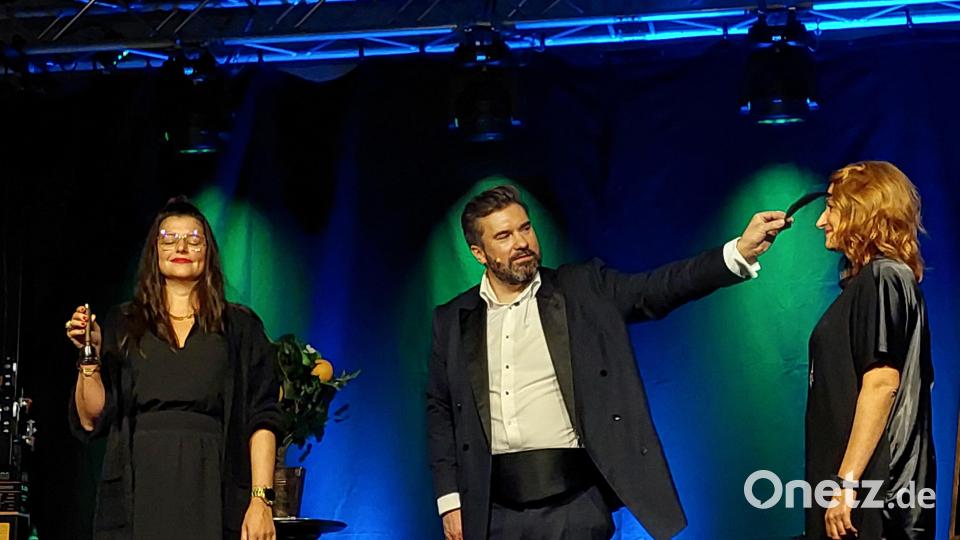 Magischer Moment: Manuel Beissel überträgt Gedanken mit Hilfe einer Feder. Bild: jua