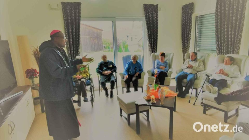 Die Tagesgäste der Arbeiterwohlfahrt freuten sich über den Besuch des Bischofs. Bild: gz