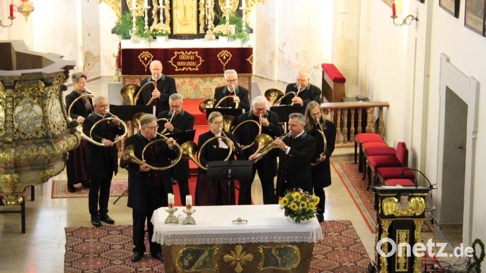 Die Oberpfälzer Parforcehornbläser unter der Leitung von Hubert Bäuml (vorne rechts) überzeugten die Besucher des Hubertuskonzerts in St. Quirin auf der ganzen Linie. Bild: prh