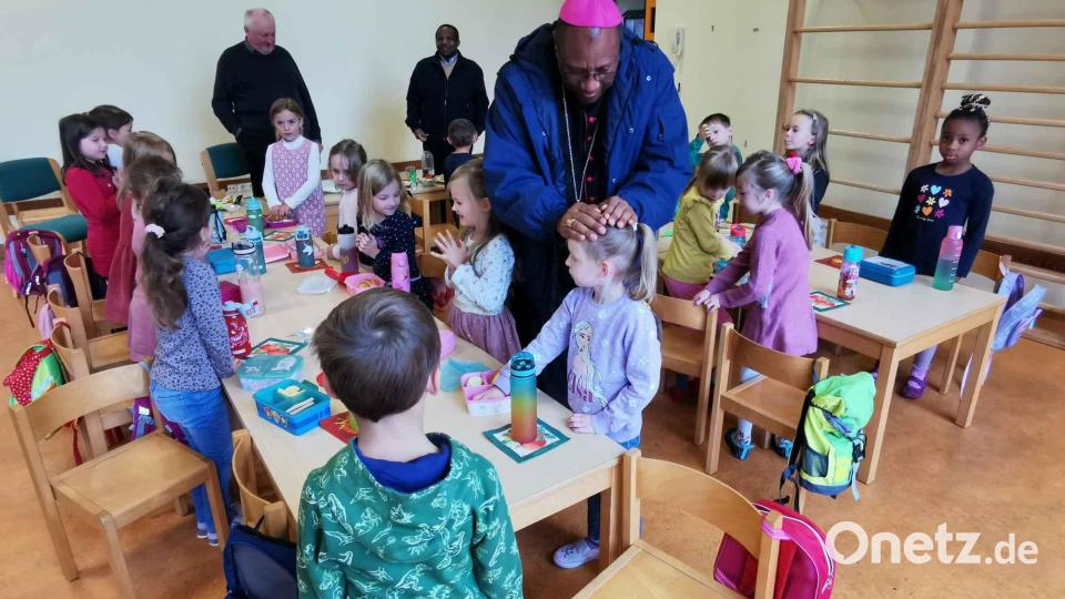 Im Kindergarten segnete Bischof Beatus alle Kinder. Bild: gz