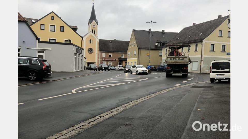 Die Straße ist zu breit, es sind zu viele Flächen versiegelt, lautet eine Erkenntnis der Besprechung der Mitarbeiter vom Studio XO mit der örtlichen Lenkgruppe. Bild: sei