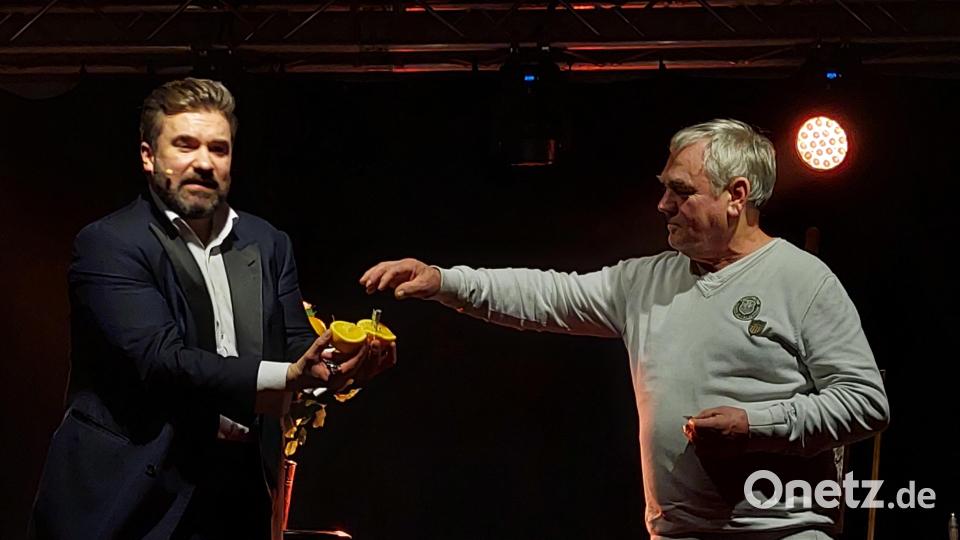 Magischer Moment: Wie kommt der gefaltete Geldschein in die frisch aufgeschnittene Orange? Bild: jua