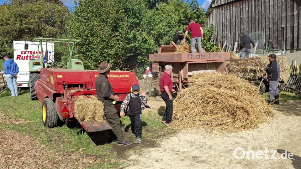 Die Dreschmaschine aus den 1950er Jahren funktioniert noch tadellos. Sie ist immer noch ein Highlight beim Erntedankfest am Gagglhof. Bild: Heimat- und Trachtenverein/Josef Leipold/exb