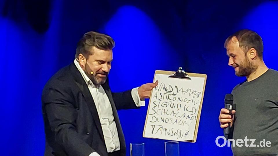 Magischer Moment: Jonas aus dem Publikum entdeckt seinen Namen (senkrecht, fünfter Buchstabe) in willkürlich genannten Begriffen. Bild: jua
