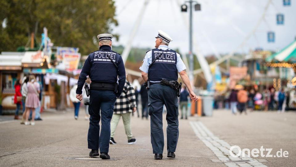 Hunderte Polizeibeamte sichern das Volksfest. Bild: Christoph Schmidt/dpa