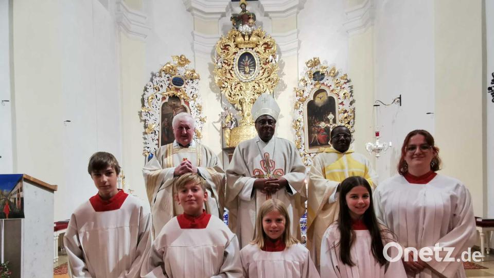 Bischof Beatus zelebrierte mit Pfarrer Erwin Bauer und Pfarrvikar Basil den Gottesdienst. Bild: gz