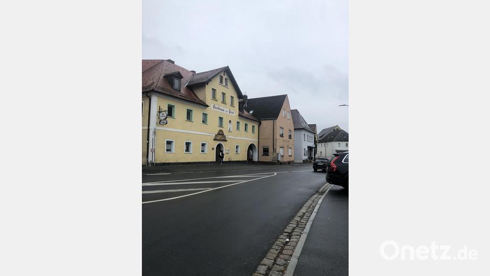 So soll der Marktplatz nicht bleiben. Vor allem Gastronomie mit bayerischer Küche oder ein Café steht auf der Wunschliste vieler Manteler. Bild: sei
