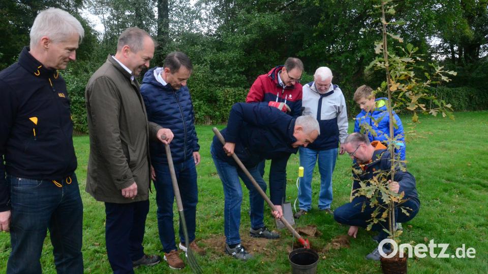 Das Einheitsbuddeln im Schätzlerbad hat Matthias Loew (links) initiiert. Auch Alt-OB Kurt Seggewiß (gebückt) und OB Jens Meyer (Dritter von links) packen dabei gerne mit an. Bild: Kunz