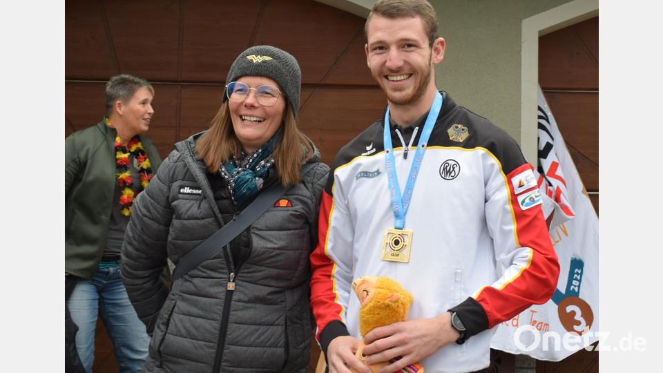 Bundestrainerin Jördis Grabe ist extra nach Lampenricht gereist und freute sich über den großartigen Erfolg des Juniorenweltmeisters Andreas Köppl. Bild: bnr