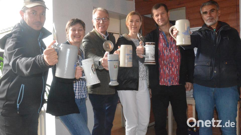 Vorm Maßkrug-Stemmen noch schnell ein &quot;Prosit auf die Gemütlichkeit&quot;. Bild: Kunz
