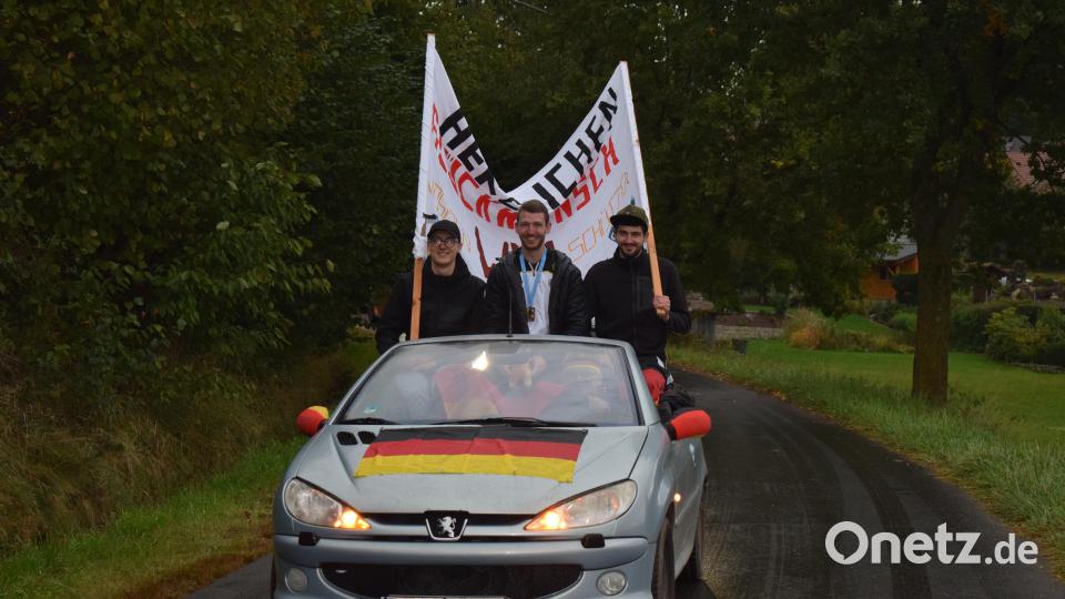 In einem Autokorso begleitete der Schützenverein Plassenberg Gleiritsch den Juniorenweltmeister zum Schützenheim. Bild: bnr