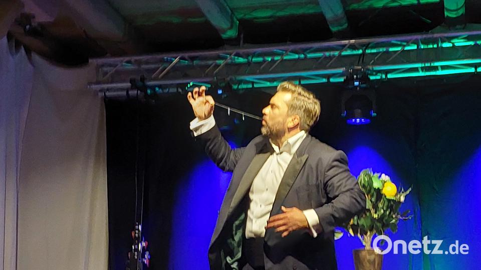 Magischer Moment: Der Magier zieht einen vorher zerlegten und nun wieder zusammengefügten Faden aus dem Mund, auf dem jetzt insgesamt zehn Stecknadeln aufgereiht sind. Bild: jua